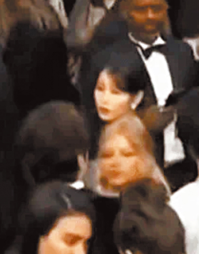 ◆ 金髮女子撞到IU後,頭也不回向前走。  網絡截圖