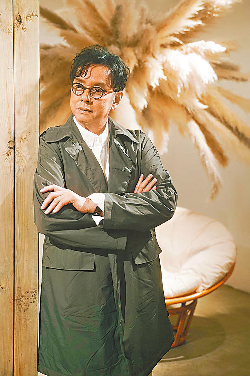 ◆ 在新專輯《傾∙ 聽》中，譚校長親自選了 8首流行歌曲重新演繹。