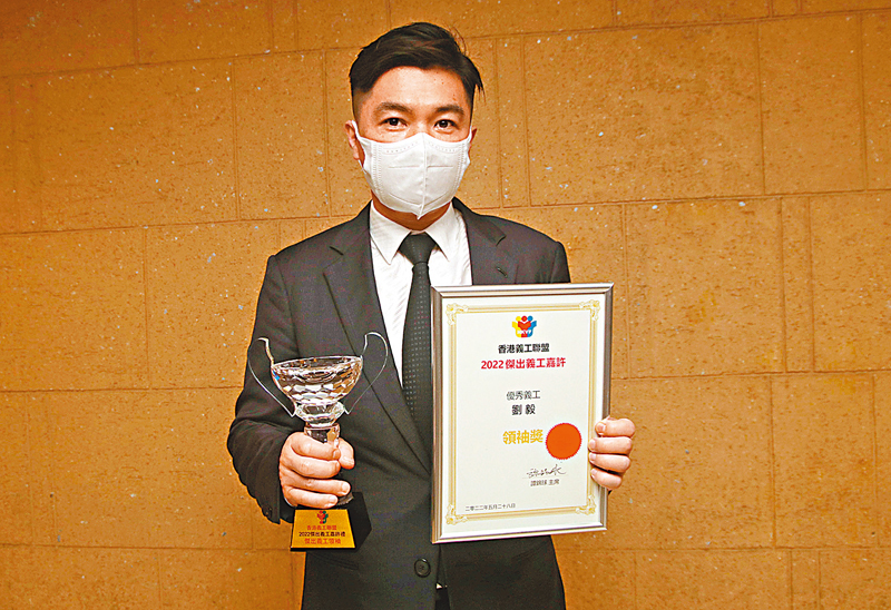 ◆「傑出義工領袖」其中一名得獎者劉毅會經常組織義工上門為基層家庭派發防疫物資。香港文匯報記者  攝