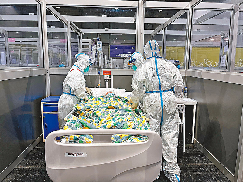 ◆港大深圳醫院援港醫療隊員在照護老年患者。受訪者供圖