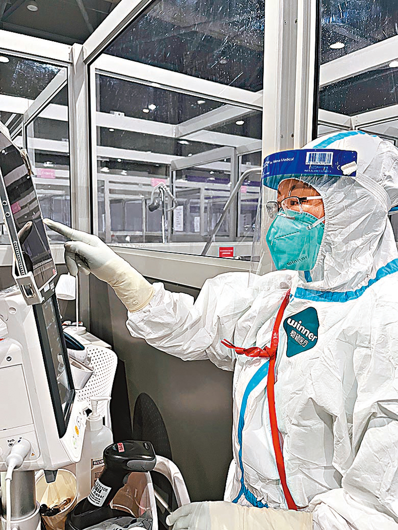 ◆護理部資深護師戎少瑾在香港亞博館工作中。受訪者供圖