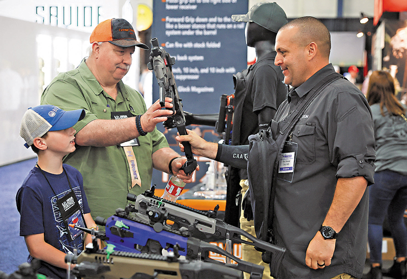 ◆ 美國民眾帶同小孩出席槍展。 路透社