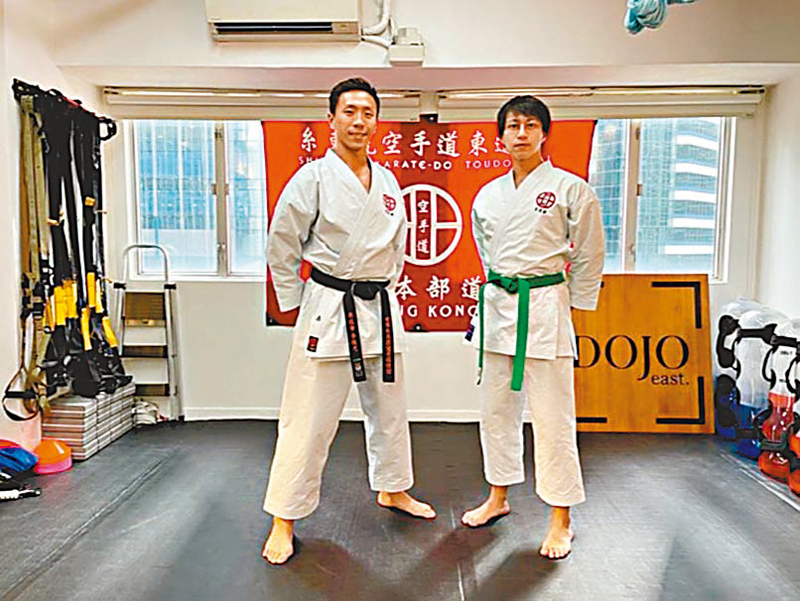 ◆ 吳業坤(右)學空手道兩年，終於拿到條綠帶。