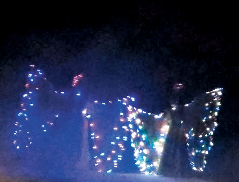 ◆舞台熄了燈後，可在黑暗中見到一雙電燈蝴蝶的輪廓。