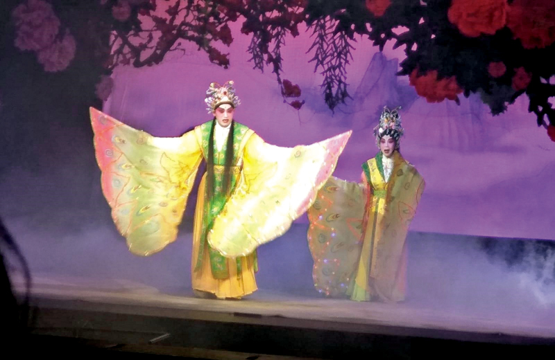 ◆譚穎倫和陳銘英合演《七彩蝴蝶精》，有連場歌舞。