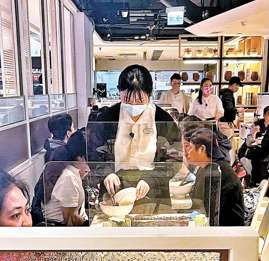 ◆領取最低工資的人數比例跌至0.7%。圖為清潔工、侍應等低薪人士。 資料圖片