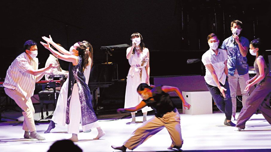 ◆嘉年華上，一眾藝術家登台獻藝。  香港文匯報記者  攝