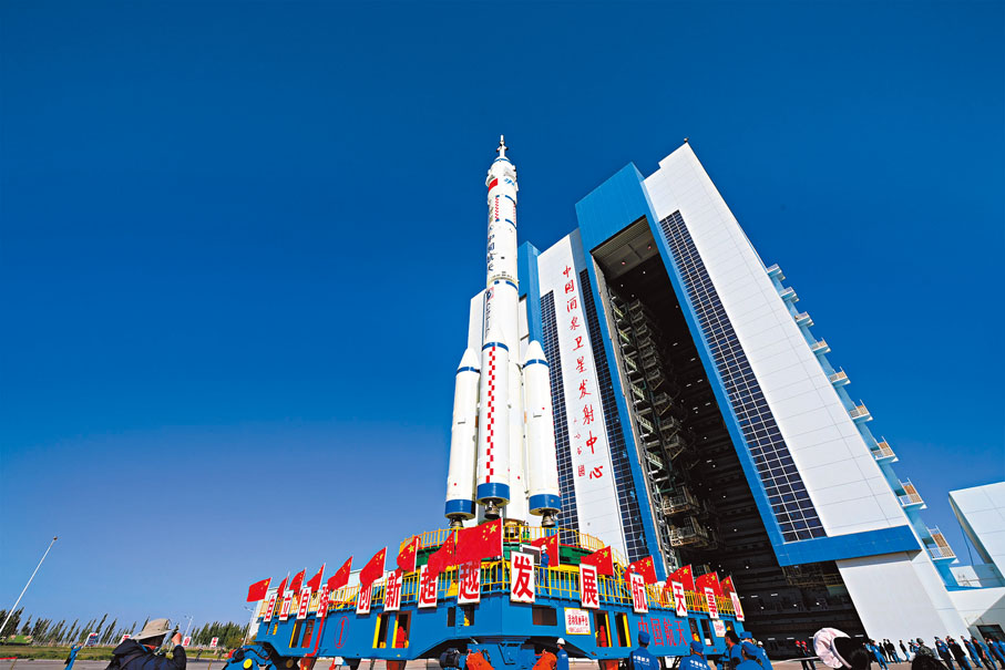 ◆5月29日，神舟十四號載人飛船與長征二號F遙十四運載火箭組合體準備轉往發射區。  新華社