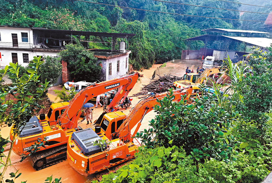 ◆5月27日，福建森林消防員在龍岩市武平縣山體滑坡區域進行救援。中新社
