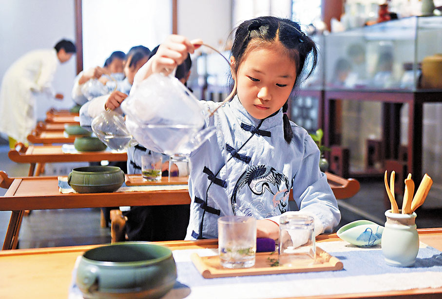 ◆杭州市富陽區里山鎮中心小學學生在學習茶藝。