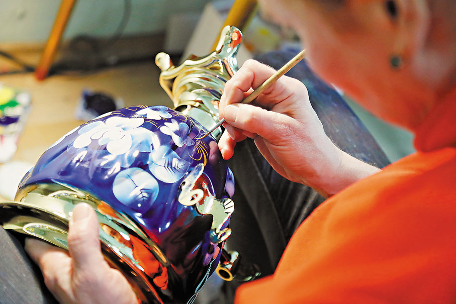 ◆工作人員在俄式茶炊上繪製圖案。