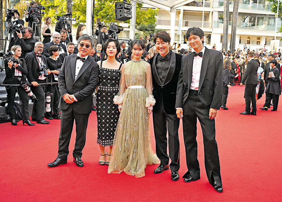 ◆ IU（中）與《孩子轉運站》主創們踏上紅地毯。