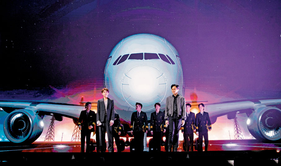 ◆ 張智霖與王源獻唱經典劇集《衝上雲霄》主題曲《歲月如歌》。