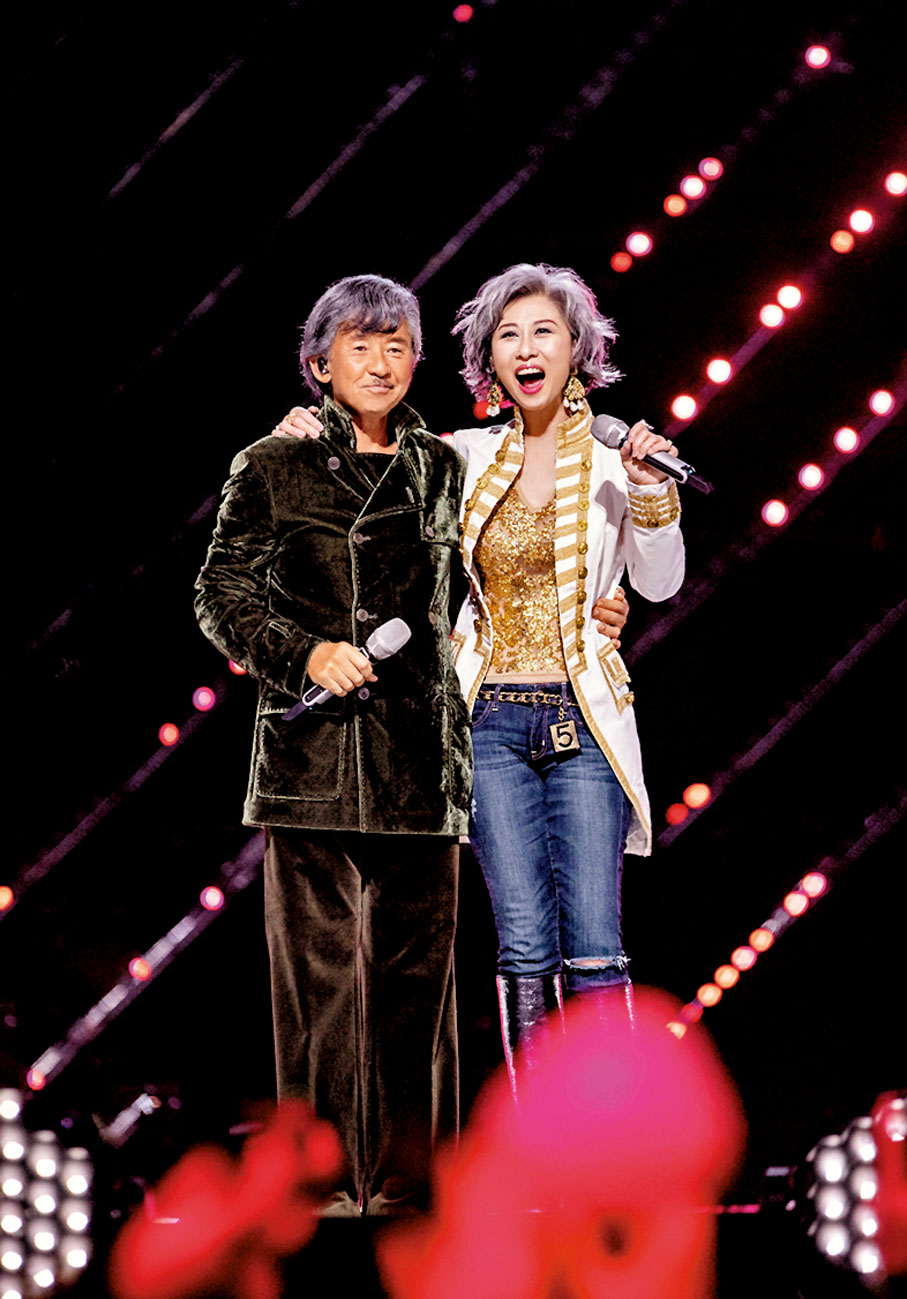 ◆ 林子祥攬住太太葉蒨文合唱。