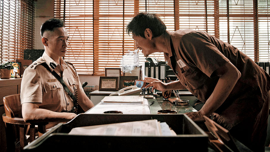 ◆ 戲中陳豪(左)和黑化後的前獄長黃德斌對峙。