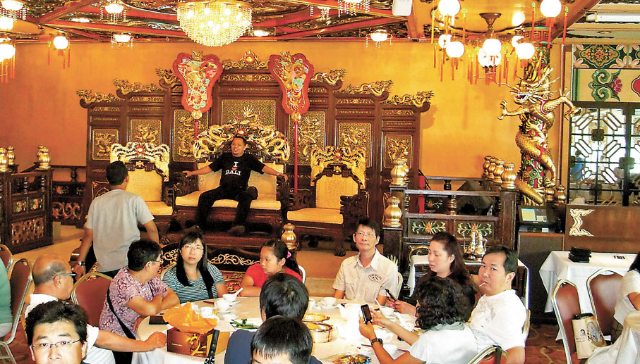 ◆早年不少遊客赴珍寶海鮮舫品嘗美食，不忘坐龍椅拍照留影。資料圖片