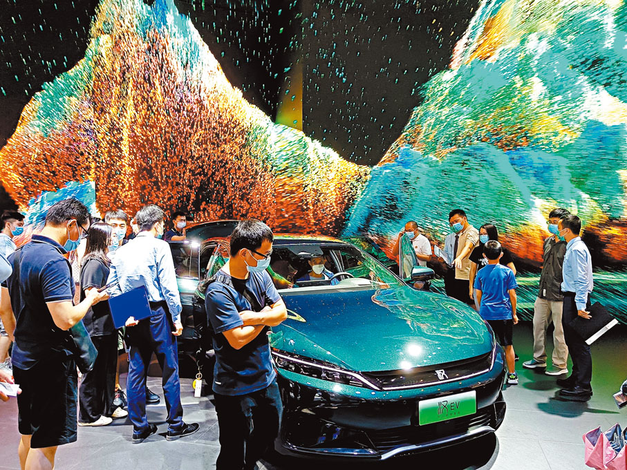 ◆比亞迪「漢」高級版吸引大量觀眾試駕。香港文匯報記者李昌鴻 攝