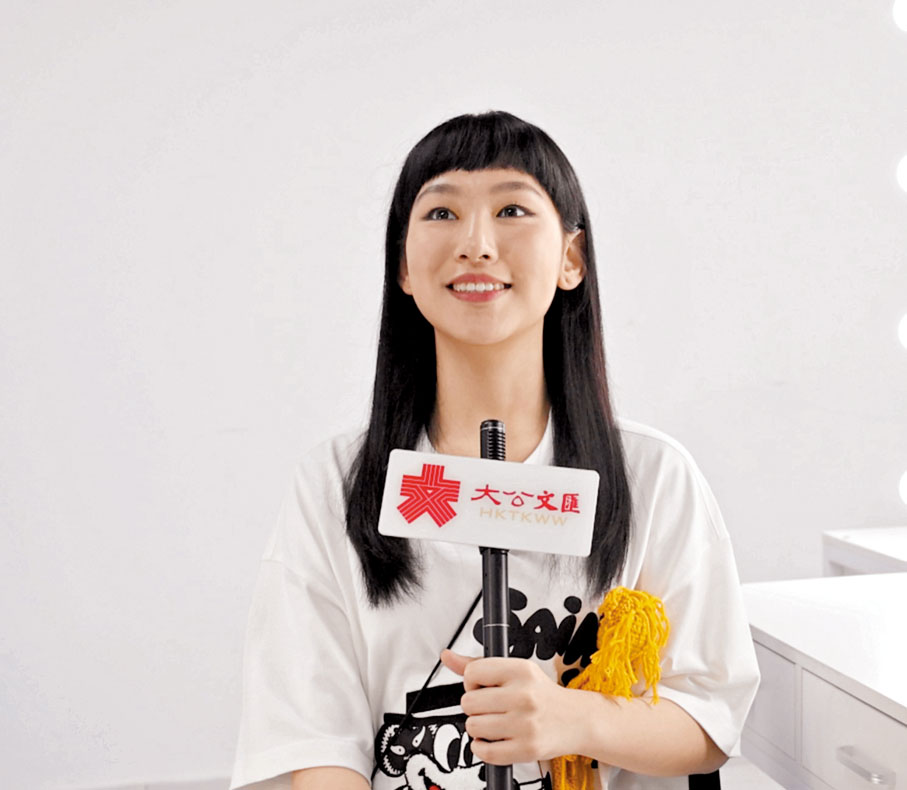 ◆Gigi穿上由Sally送贈的T恤接受訪問。攝影：胡若璋