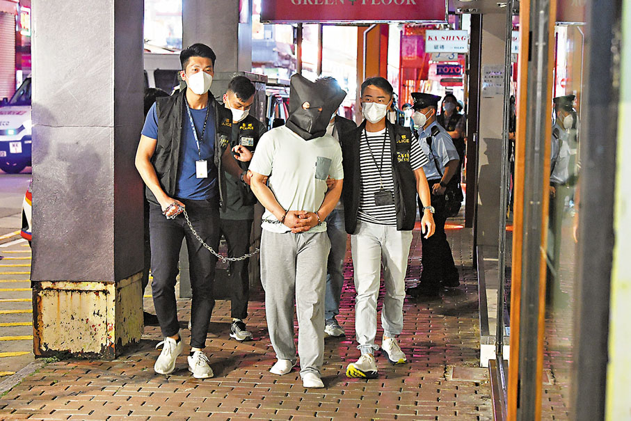 ◆日前警方押解其中一名涉謀殺案疑犯返現場進行案情重組。資料圖片