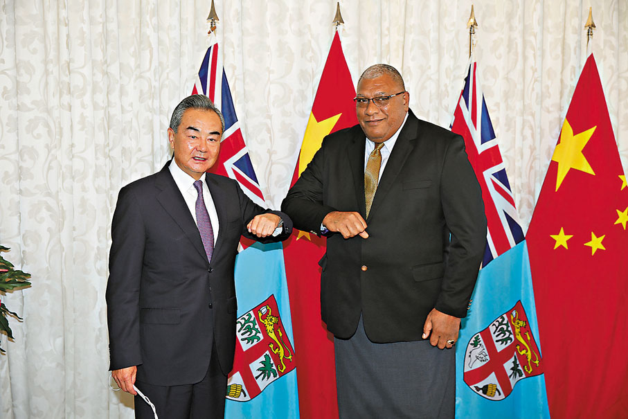 ◆當地時間5月30日，斐濟總統卡托尼韋雷（右）在蘇瓦總統府會見正在訪斐的國務委員兼外長王毅。 新華社