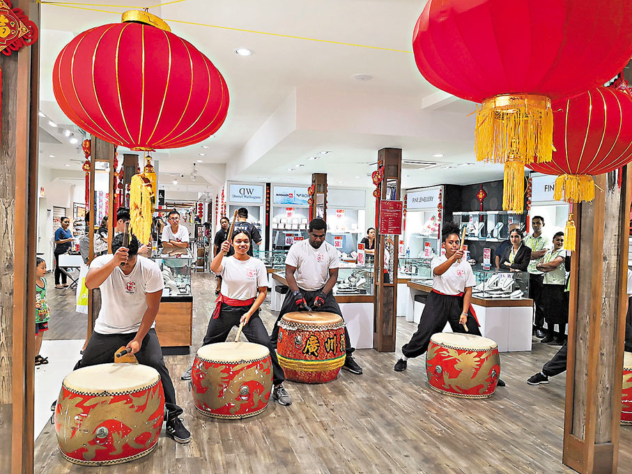 ◆2021年2月25日，在斐濟蘇瓦，人們在旅遊商品連鎖店傑克之家慶祝中國元宵節並表演擊鼓。資料圖片