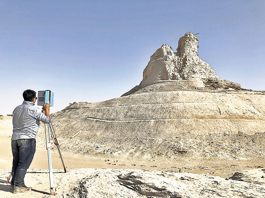 ◆位於新疆巴音郭楞蒙古自治州的樓蘭古城一直以來以神秘聞名，沙漠公路的修建將有助於為旅行者揭開位於沙漠腹地西域三十六國神秘面紗，圖為2020年12月技術專家對樓蘭古城佛塔遺址使用三維激光掃描技術建立數字化檔案。 資料圖片