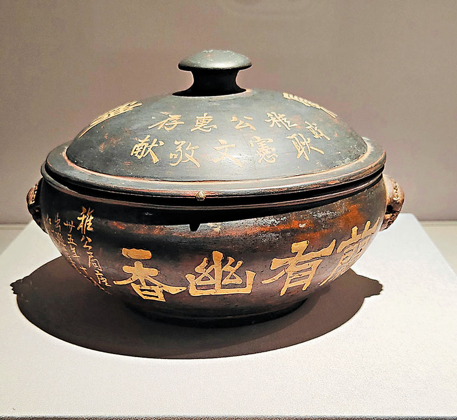 ◆建水紫陶大師向逢春製作的汽鍋。