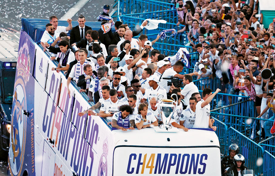 ◆皇馬再次將歐聯獎盃帶回馬德里，隨即展開勝利巡遊。  路透社