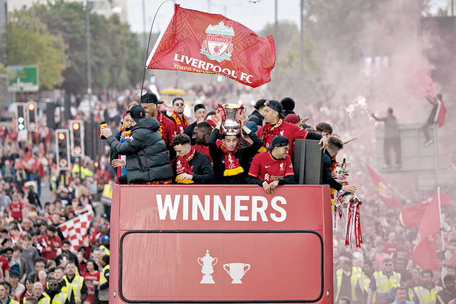 ◆利物浦以英格蘭雙料盃賽冠軍身份，乘住開篷巴士於市內和球迷一起分享喜悅。  法新社