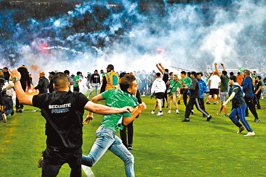 ◆大批聖伊天球迷衝入了球場。  法新社