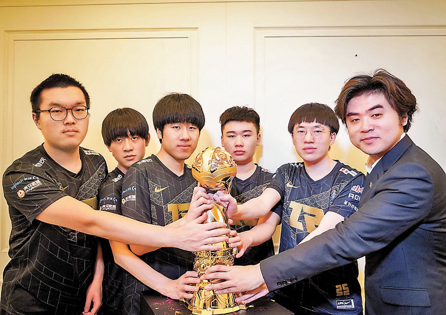 ◆ RNG膺「三冠王」。  RNG微博圖片