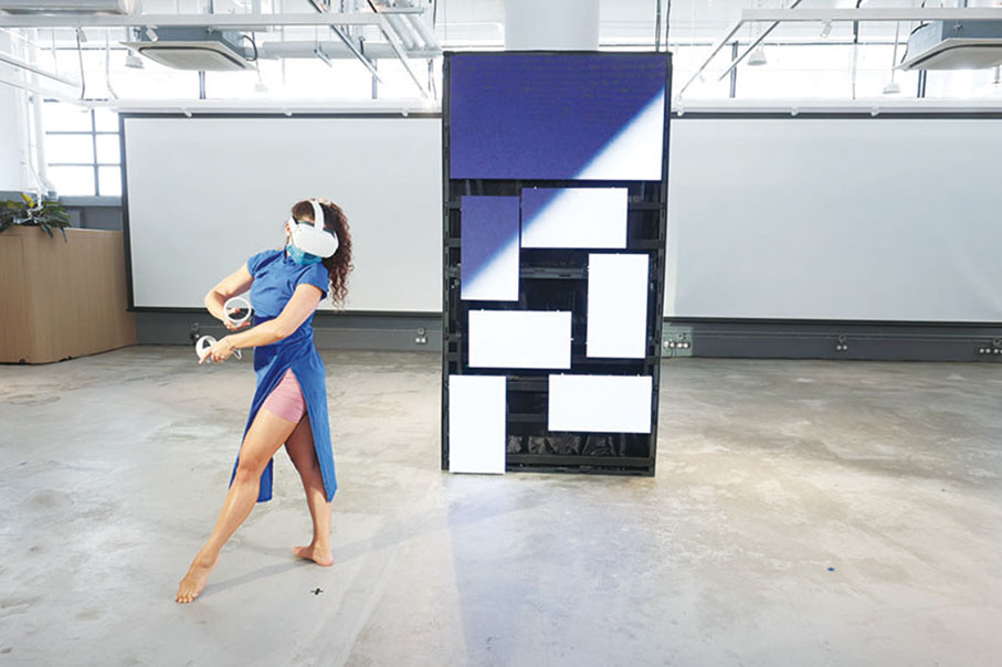 ◆ Ophelia Jacarini配戴虛擬實境眼鏡時的曼妙舞姿。