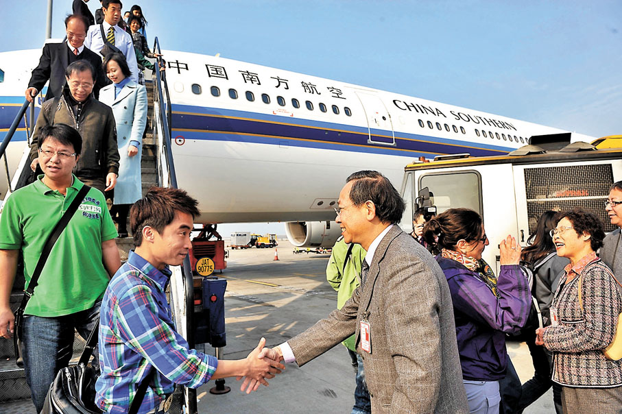 2011年  埃及樂蜀港客滯留◆2011年，時任保安局副局長黎棟國與時任外交部駐港公署領事部主任朱桃英（右一）在機場迎接從埃及樂蜀返港的旅客。特區政府圖片