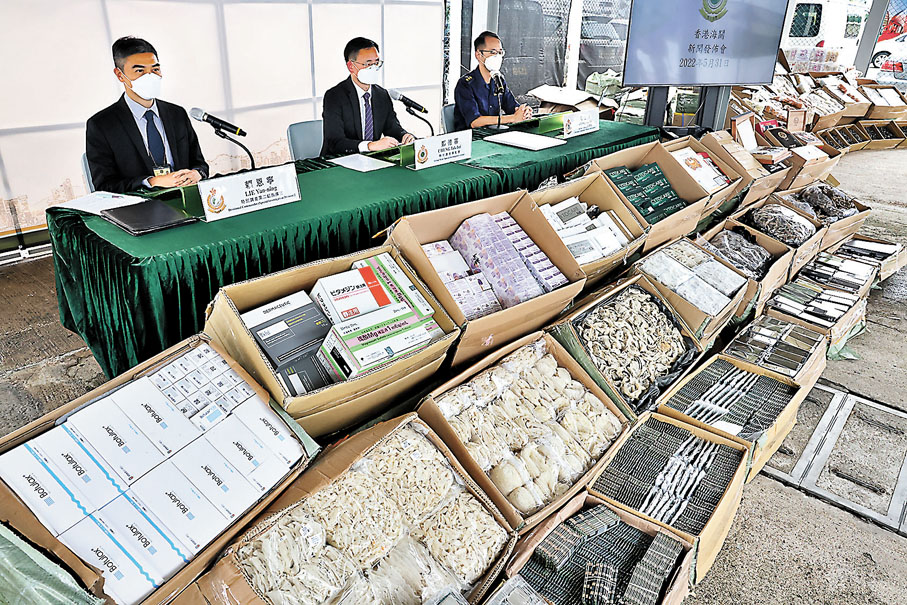 ◆海關在內河船壓水艙內檢獲大量走私貨物。 香港文匯報記者 攝