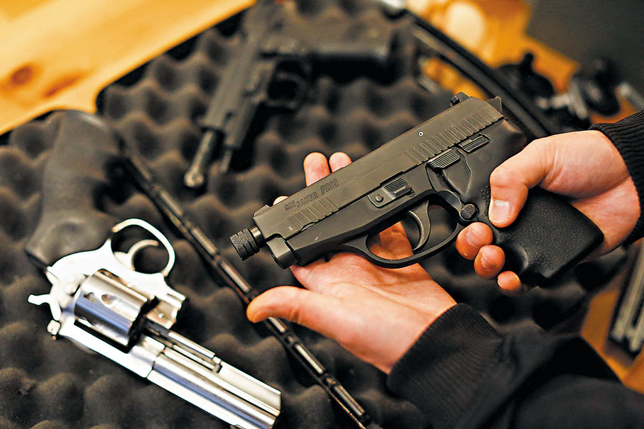 ◆加拿大將禁止進口及販售手槍，並限制彈匣容量和禁止銷售外形像槍械的玩具。 路透社