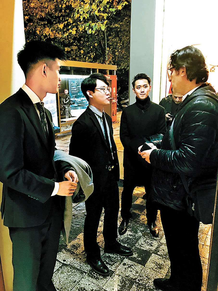 ◆2017年11月，李易臻(左三)參加歐洲地拉那國際電影節，與TIFF主席Argon Domi(右一)聊天。