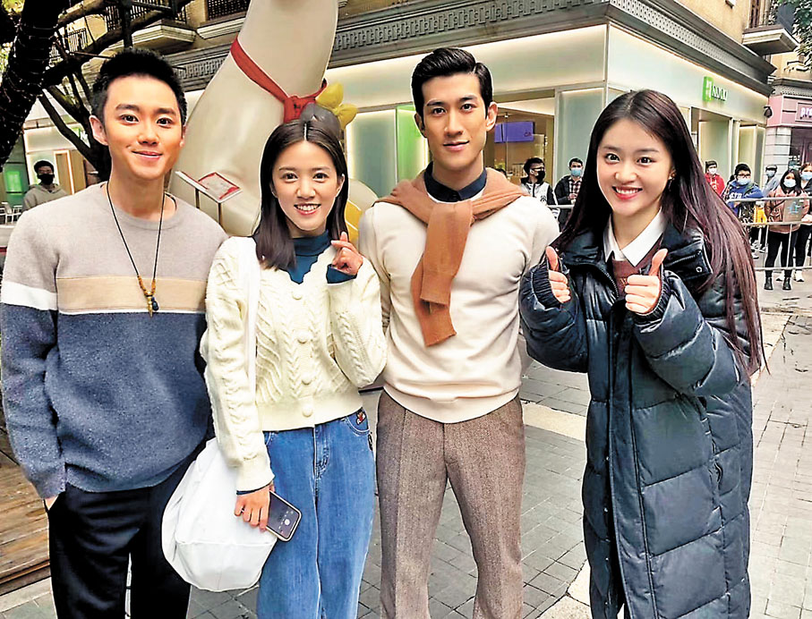 ◆在《獅子山下‧情》中，李易臻(左一)與李治廷(右二)等年輕演員合作。