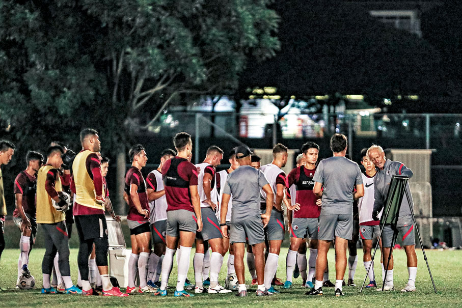 ◆安達臣（右）向球員講解戰術。  足總圖片