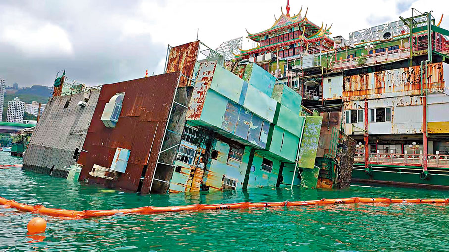 ◆珍寶海鮮舫的廚房船前晚疑因日久失修入水傾側，幸由消防員固定後，暫無下沉危險。