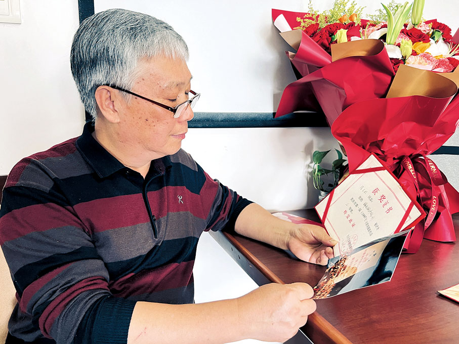 ◆陳正明重溫拍攝《倒計時最後一秒》的難忘時刻。 香港文匯報記者孟冰  攝