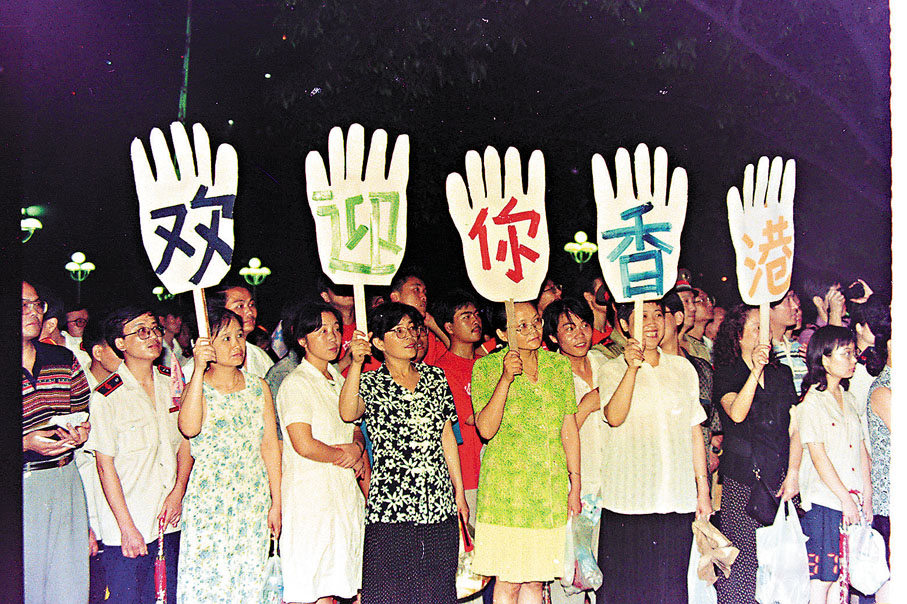 ◆ 1997年6月30日晚，重慶市民自發聚集在大禮堂廣場舉行慶祝香港回歸的活動，陳正明用膠片相機記錄下珍貴一刻。 受訪者供圖