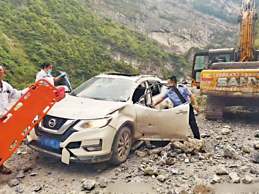 ◆四川雅安蘆山地震，救援人員拯救車上被困者。網上圖片