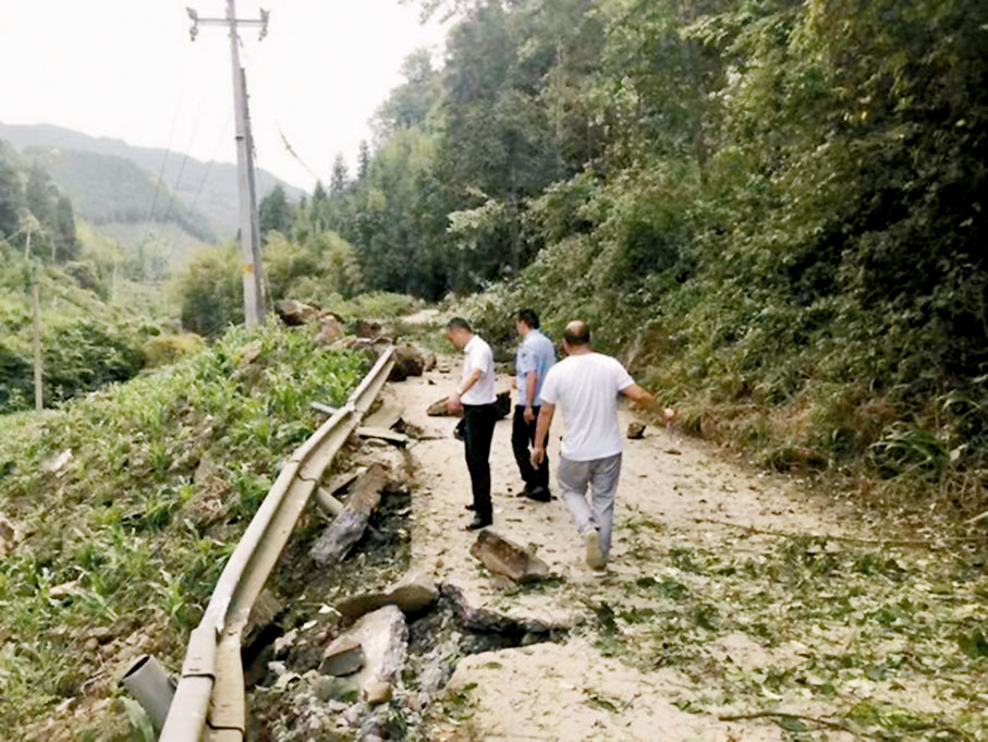 ◆地震發生後，有關人員趕赴一線指揮救援工作。網上圖片