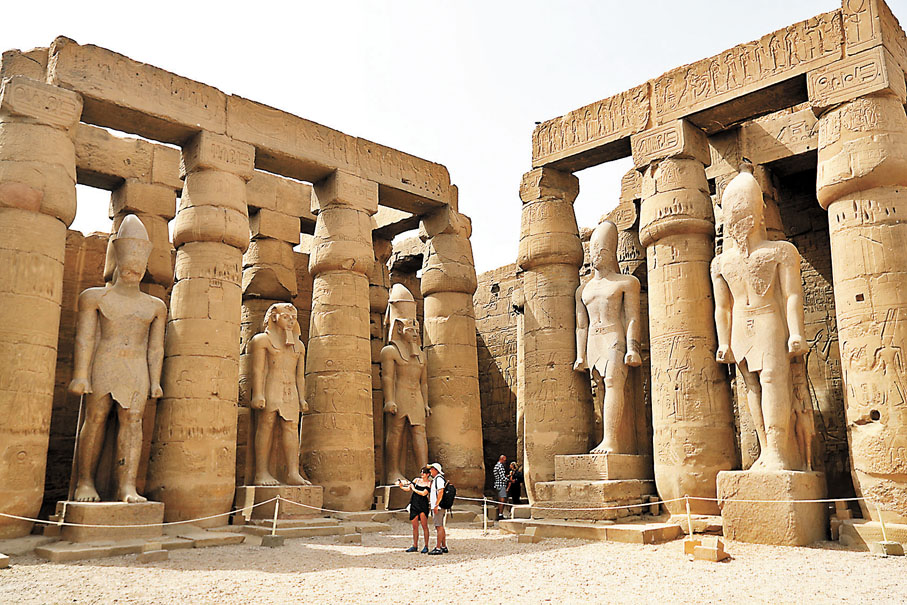 ◆遊客在盧克索神廟參觀