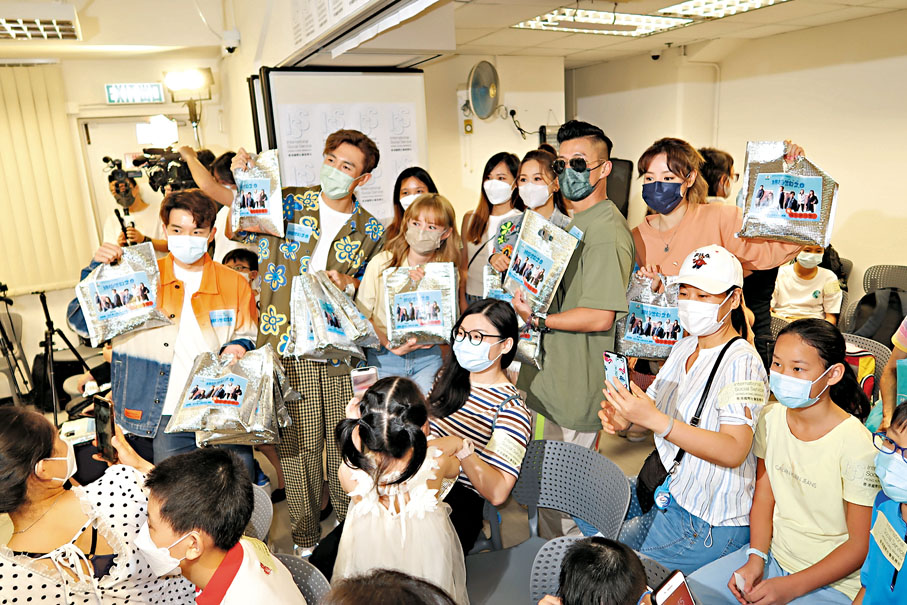 ◆劇組藝員跟市民提早過端午節並大派禮物。