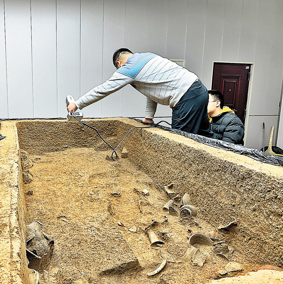 ◆考古人員在提取河南偃師二里頭遺址高規格夏代墓葬的相關信息。     資料照片