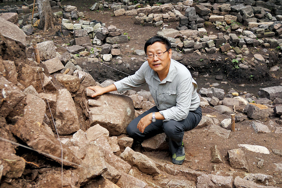 ◆2016年王巍帶隊發掘中美洲洪都拉斯瑪雅文明首都科潘遺址出土石雕龍頭。 受訪者供圖