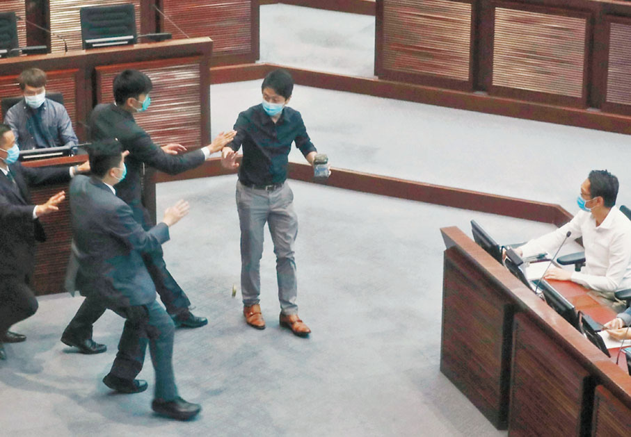 ◆圖為許智峯涉於2020年6月在立法會潑臭水。 資料圖片