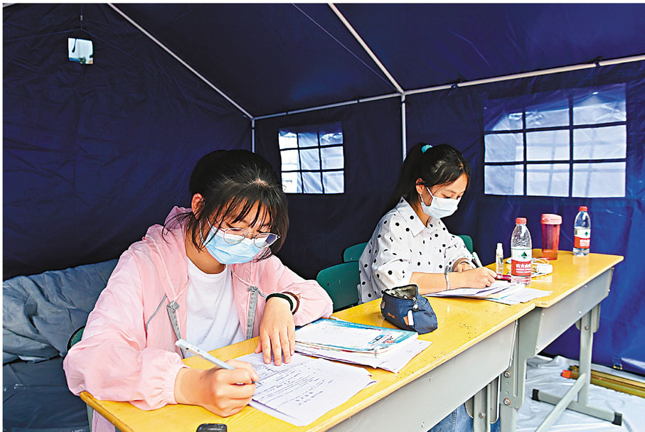 ◆6月2日， 寶興縣的寶興中學安置點內設置了臨時醫療點、通信保障點等，保障人員也在不斷轉運、發放生活物資，現場平穩有序。圖為在帳篷裏學習的中學生。 中新社