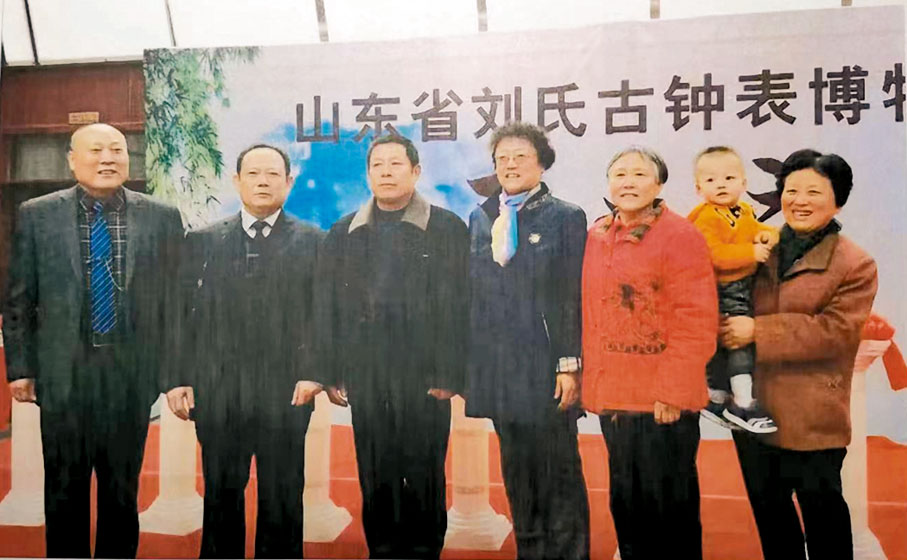 ◆ 五姐弟與家人合影。圖為劉榮躍（左一）、劉榮光（左二）、劉榮昌（左三）、劉榮芹（左四）、劉榮全（左五）。 受訪者供圖